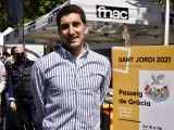 El epidemiólogo Oriol Mitjà en una parada de libros en Barcelona por Sant Jordi, donde firma ejemplares de su libro 'A cor obert' en una jornada adaptada a las medidas sanitarias por el Covid-19.