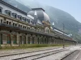 Fue inaugurada en 1928 y nació de la voluntad española y francesa de unirse en ferrocarril a través de los Pirineos. El edificio es muy majestuoso y de una gran belleza y está lleno de historia, tanto de momentos de la Guerra Civil como de la II Guerra Mundial.