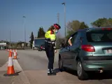 Una agente de los Mossos d'Esquadra pide un justificante a un conductor en un control en La Roca del Vallès (Barcelona).