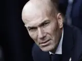El entrenador del Real Madrid, Zinedine Zidane, ha reiterado que es "absurdo" decir que el conjunto blanco va a ser excluido de la próxima edición de la Liga de Campeones, y ha llamado a poner toda la atención en el partido de este martes ante el Chelsea, de ida de las semifinales de la máxima competición continental, además de asegurar que "no" van a "elegir" entre LaLiga Santander y la 'Champions' y que pelearán por ambas "hasta el final".