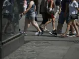 Archivo - Gente andando por la calle, persona, personas