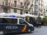 Archivo - La Policía Nacional patrulla junto a una terraza a las 17. 00 horas el día de la entrada en vigor de nuevas restricciones impuestas por el gobierno de la Rioja, en Logroño, la Rioja, (España)