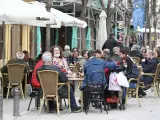 Un grupo de personas se re&uacute;ne en una terraza de un bar en Madrid, en una imagen de archivo.