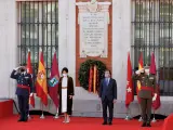 La presidenta de la Comunidad de Madrid, Isabel Díaz Ayuso, y el alcalde de la capital, José Luis Martínez-Almeida, durante el homenaje a los héroes del 2 de mayo.