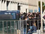 Agentes de la Guardia Civil y de la Policía Nacional en Cataluña guardan cola en las puertas de la comisaría de la Policía Nacional en la Zona Franca de Barcelona.