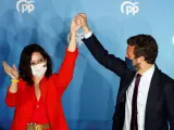 El presidente del PP, Pablo Casado, levanta la mano de la gran ganadora del 4-M, Isabel Díaz Ayuso.