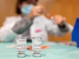 Una enfermera prepara una dosis de la vacuna de Moderna contra la covid-19.