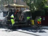 Trabajadores municipales asfaltan las calles de Madrid.