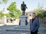 El escritor Lorenzo Silva, ante la estatua de Juan de Padilla en Toledo
