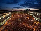 Vista general de la concentraci&oacute;n a la que asisten un gran n&uacute;mero de j&oacute;venes en la Puerta del Sol de Madrid