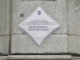 Placa conmemorativa del 15-M en la Puerta del Sol de Madrid.