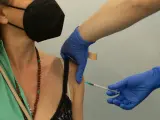 Una enfermera vacuna a una mujer en el centro de vacunación contra la Covid de la Fira de Barcelona.