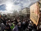 Manifestantes del 15-M concentrados en la Puerta del Sol en su d&eacute;cimo aniversario.