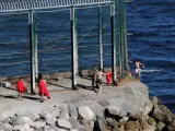 Un grupo de siete inmigrantes marroquíes, entre ellos tres menores, han llegado esta mañana a Ceuta por el espigón sur del Tarajal, y uno de ellos ha tenido que ser rescatado por la Guardia Civil ante la dificultad para llegar a nado a la costa ceutí.