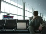 Un hombre estresado en un aeropuerto.
