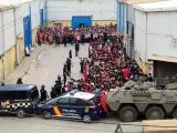 La polic&iacute;a Nacional y el Ej&eacute;rcito de Tierra vigila a cientos de inmigrantes tras su llegada a Ceuta.