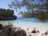Es una de las estampas más fotografiadas de Menorca y no es para menos porque esta cala destaca por las aguas cristalinas y de color turquesa y las playas de arena blanca. Un buen lugar en el que relajarse y asombrarse ante el entorno. (Foto: Wikipedia/Ellywa)