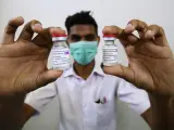 Un sanitario con viales de AstraZeneca en Pakist&aacute;n.
