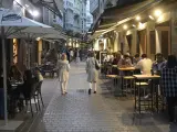 A Coruña.- Covid-19 Ambiente el la calle La Barrera en la que los los bares tienen permitido estar abiertos hasta las 11 de la noche y los restaurantes, hasta la una de la madrugada. 08/05/2021 Foto: M. Dylan / Europa