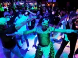 Personas bailan en el interior de un bar musical durante el ensayo clínico para la reapertura del ocio nocturno en Sitges.
