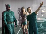 Zack Snyder con Ben Affleck y Gal Gadot