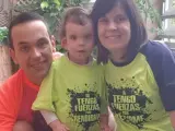 Claudia y su familia con las camisetas del reto.