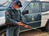 La Guardia Civil interviene un rifle a un cazador que conducía con el arma cargada