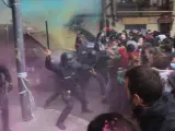 Carga policial durante el desahucio del 'bloc Llavors' de Barcelona.
