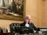 El presidente de Estados Unidos, Joe Biden, hablando por teléfono.