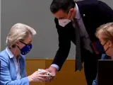 Ursula von der Leyen recibe de Pedro Sanchez una caja con patucos.