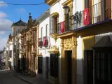 La localidad sevillana de Osuna es una visita imprescindible en Andalucía. El recorrido pasa por su famosa colegiata, pero también por esta calle San Pedro, que es una de las más bonitas de Europa. (Foto: Wikipedia/Grez)
