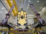 Los ingenieros han conectado con éxito las dos mitades del Telescopio Espacial James Webb de NASA / ESA / CSA por primera vez en las instalaciones de Northrop Grumman en Redondo Beach, California.
