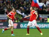 Artem Dzyuba y Aleksandr Golovin celebran un gol de Rusia.