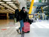 Un chico con el equipaje en la T4 del aeropuerto Adolfo Suárez, Madrid-Barajas.