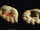 Las p&iacute;ldoras roja y azul entre las que Neo tiene que escoger en la pel&iacute;cula de 'Matrix'.