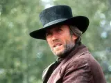 Los 80 no fueron buenos para el western, pero Eastwood los desafió poniéndose detrás y delante de la cámara en esta suerte de variación de Raíces profundas (1953), un trabajo que, a la postre, es un hito del género. Un arranque en montaje paralelo que enmudece al espectador, una historia en dos tiempos entre la fe y la pistola y un personaje, el Predicador, como cowboy fantasma resucitando de los misterios más profundos del cine.