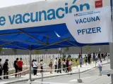 La zona de espera para recibir la vacuna de Astrazeneca en el Zendal, con gran afluencia de público este lunes. Al lado, la de Pfizer, vacía.