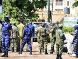 La Policía de Uganda, en la escena del tiroteo.