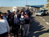 Inmigrantes marroquíes hacen cola ante la oficina de Asilo y Refugio de la frontera del Tarajal en Ceuta.