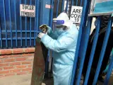 Trabajadores sanitarios cargan cilindros de ox&iacute;geno para pacientes de covid-19 en un hospital de Cochabamba (Bolivia).