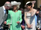 El príncipe Carlos conversa con su mujer, Camilla de Cornualles, y Meghan Markle.