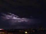 Una impresionante tormenta eléctrica sacude el cielo sobre la ciudad de Madrid.