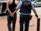 Un agente detiene al presunto autor de cuatro robos con violencia cometidos en 10 días en Nou Barris, Barcelona.