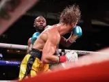 Floyd Mayweather golpea a Logan Paul durante su combate