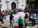 La Asamblea de Extremadura recibe la bandera Trans que recorre España en favor de los derechos de este colectivo