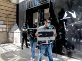 Agentes de la Guardia Civil durante el registro de una tienda de espionaje en Sevilla.