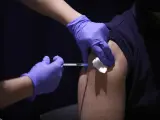 Un hombre recibe la primera dosis de la vacuna de Pfizer contra la Covid-19 en Barcelona.