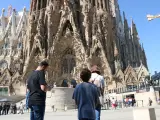 Una familia se dispone a visitar la Sagrada Familia (Barcelona).