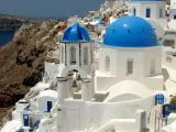 En Santorini (Grecia) emplean pintura blanca para reducir el calor en el interior de las viviendas.