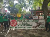 Miembros de la PAH en la plaza de Sants de Barcelona para protestar por el caso del hombre que se suicidó el lunes cuando iba a ser desahuciado.